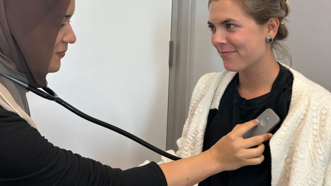 এআই স্টেথোস্কোপ দিয়ে কয়েক সেকেন্ডে জানা যাবে হৃদরোগ